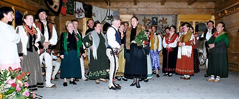 Jzef Pito przyjmuje gratulacje od kolegw z zespou im. Klimka Bachledy, 32 kB