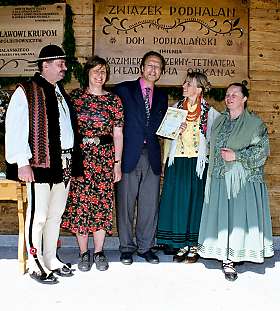 Henrietta i Piotr Fudakowscy w otoczeniu przyjaci z Kocieliska, 22 kB