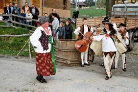 Twrc bramy by Jzef Kmin, a taczy z przebran za grola Ann Wetul